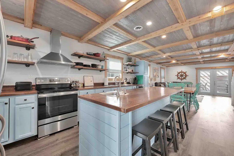 Walk to Beach! Spacious Townhouse|King Beds/Deck