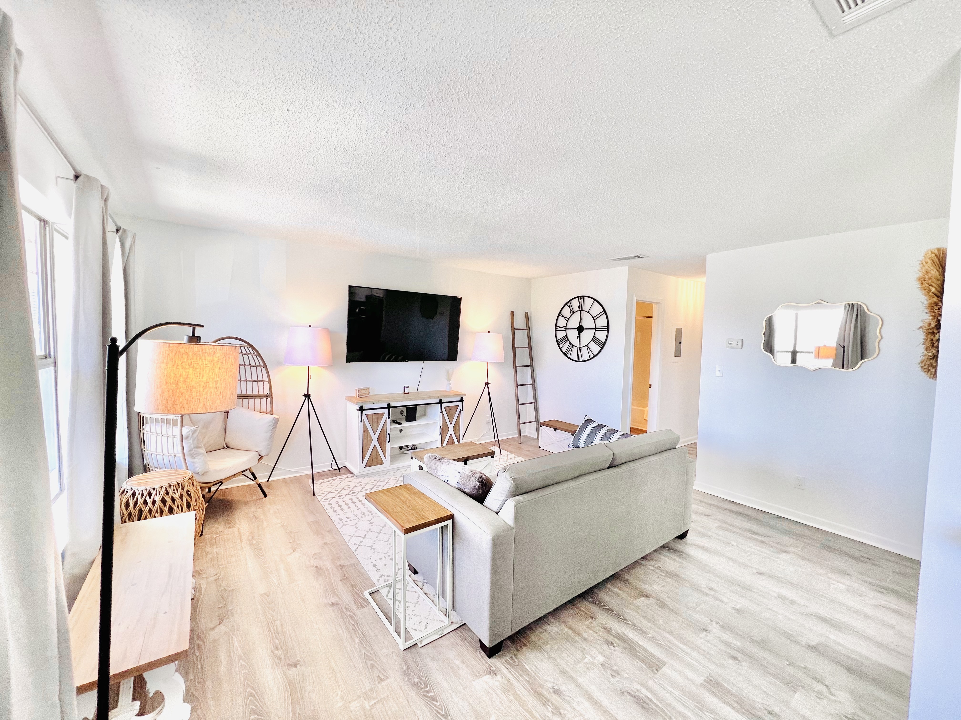 Spacious Getaway: Cozy Stay, Sleeps 6, Near Beach